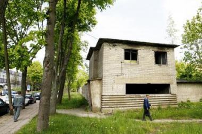 Realybė: Birutės gatvėje esantis sportinės šaudyklos pastatas jau daugelį metų yra nenaudojamas, todėl gerokai nuniokotas ir apleistas.