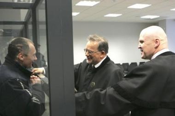 Susitikimas: iš laisvės atėmimo vietos atvežtas G.Petrikas prieš teismo posėdį spėjo trumpai pabendrauti su advokatais ir susipažinti su jų parengta strategija.