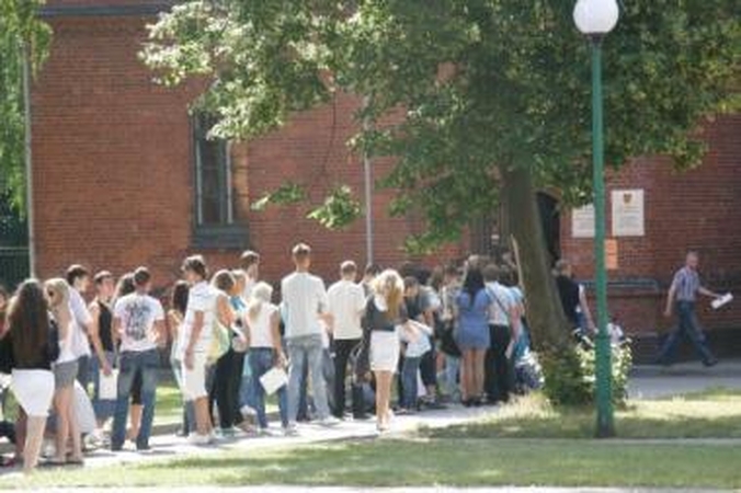 Pasekmė: norintys išvengti eilių, turėtų į universitetą ateiti anksti rytą.