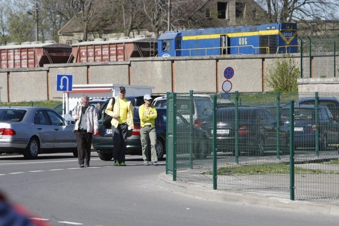 Jaunimą prie marių tramdys vaizdo kameros   
