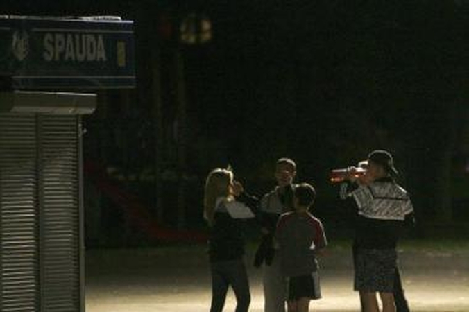 Nesustabdo: nors rugsėjo 1-ąją draudžiama prekiauti alkoholiu, jaunimas sugeba įsigyti svaigalų.