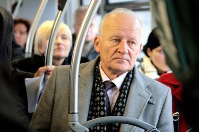 Senas opelis mielesnis už autobusą