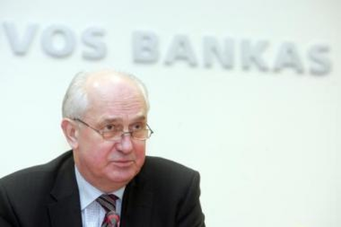 Solidu: centrinio banko vadovo R.Šarkino alga pernai jau buvo sumažinta ir šiuo metu siekia 18,9 tūkst. litų prieš mokesčius.