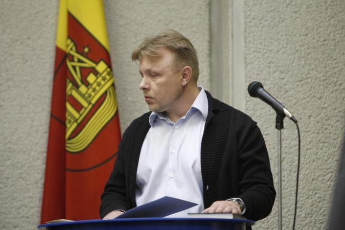 Dėl politikų priežiūros užvirė konkurencinė kova