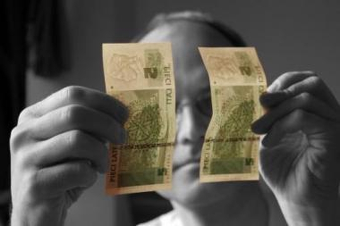 Susieti: jeigu latas būtų devalvuotas, gerokai išaugtų tikimybė, kad tuo pačiu keliu tektų pasukti ir Lietuvai.