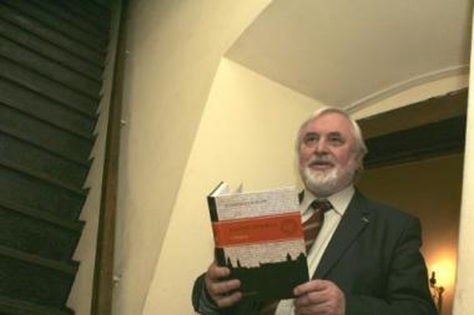 Anot Z.Kiaupos, pagrindinė problema rašant Kauno istoriją - kariavimas su fantastais ir pseudoromantikais