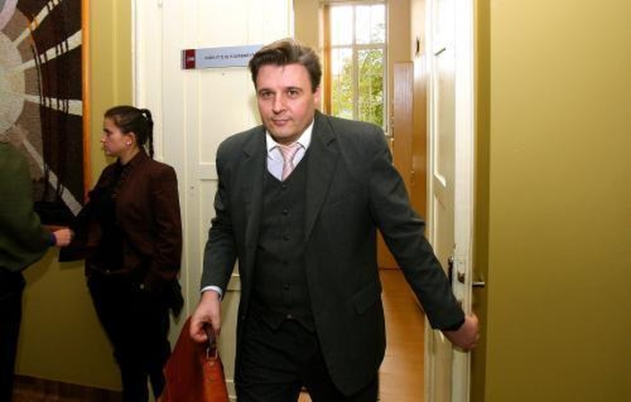 Įtarimai kyšininkavimu nekliudo dirbti teatre