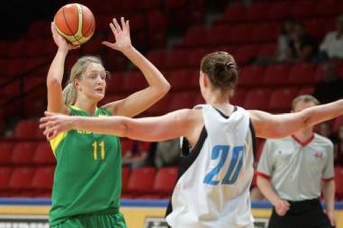 Jėga: 20-metė 195 cm ūgio G.Petronytė (su kamuoliu) tapo didele staigmena Serbijos rinktinei.