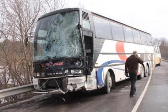 Padariniai: dėl avarijos prie tilto nusidriekė kelių kilometrų automobilių eilės.