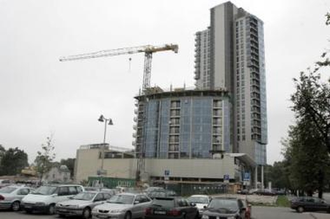 Paslaptis: nekilnojamojo turto tarpininkai slepia tiek "Helios City" bokšte parduodamų apartamentų šeimininkus, tiek priežastis, dėl kurių jie parduoda savo svajonių butus.