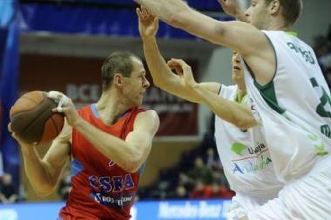 Lyderis: R.Šiškauskui (kairėje) netrukdė taikliai atakuoti ir traumuota ranka.