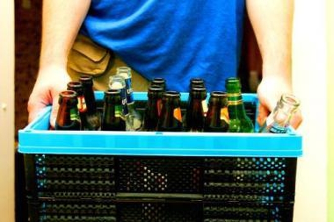 Tarša: Lietuvoje dar kyla bėdų surenkant stiklinę tarą, tačiau jau svarstoma idėja iš gyventojų priimti ir plastikinius butelius.