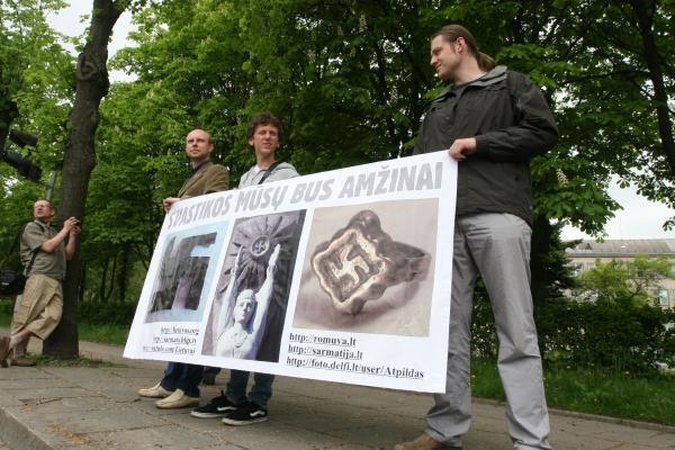 Svastikos sukėlė skandalą