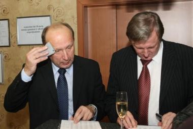 Nubaudė: oficialiai biržose nesiregistravę ir pašalpų neprašę asmenys verčiami susimokėti valstybei už paslaugas, kurių negavo.