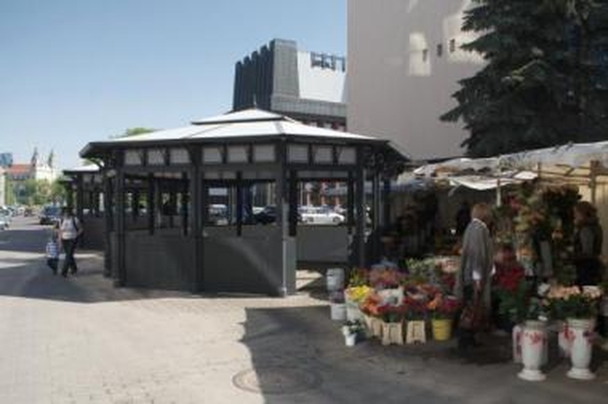 Nerimas: žvelgdamos į paviljonus gėlių pardavėjos jų patogumu kol kas smarkiai abejoja.