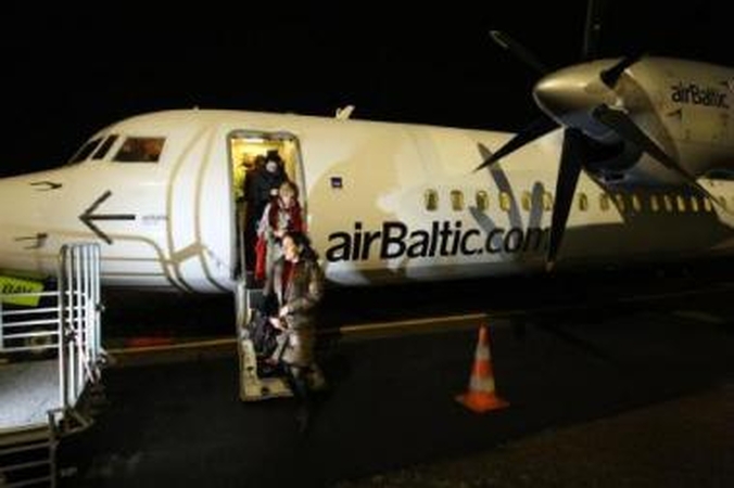 Sutapimas: praėjusią savaitę "airBaltic" atšaukus skrydžius iš Kauno į Rygą, keleiviams, vėluojantiems į skrydžius su persėdimu, į Latvijos sostinę teko nusigauti kaip kas išmano.