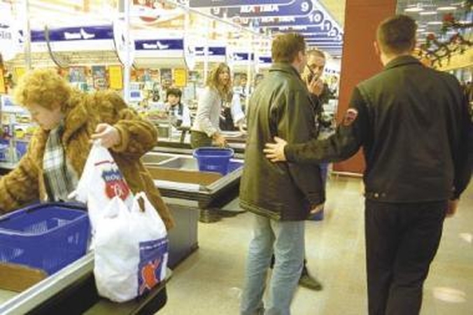 Ginkluojasi: kai kuriose parduotuvėse apsaugos darbuotojai nebeišsiverčia be specialiųjų priemonių.
