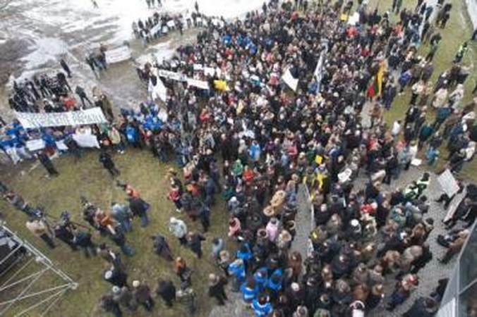 Studentus suvarė į purvyną