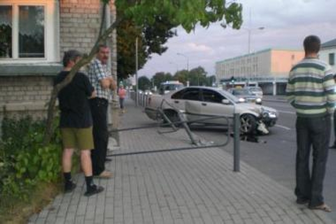 Smūgis: "kelių erelis" automobiliu suniokojo atitvarus Naujojoje Uosto gatvėje, o dabar jų atstatyti niekas nenori.