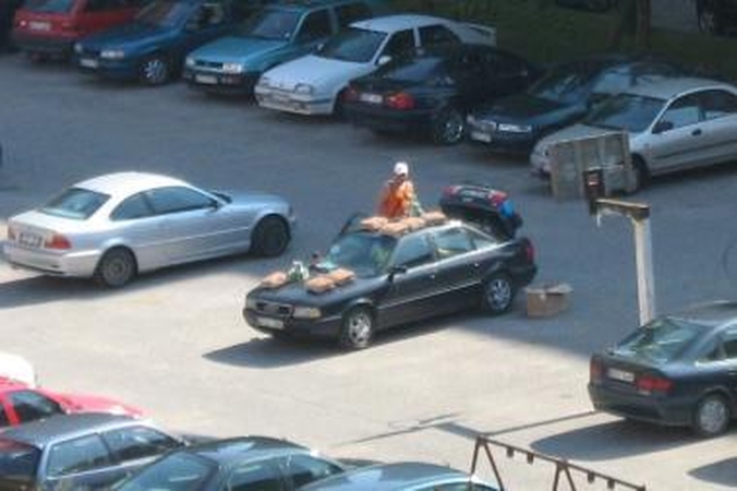 Maisto produktus prekeiviai siūlo tiesiog automobilių stovėjimo aikštelėje.