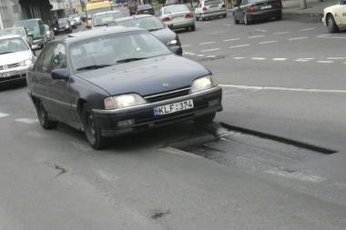 Problema: kelininkai žadėjo, kad šiemet išpjaustytos kelio dangos neužlopytos kelioms dienoms nepaliks.