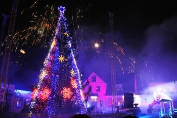 Įžiebė: uostamiesčio Kalėdų eglę nušvietęs fejerverkas vainikavo netradiciškai šiemet surengtą renginį.