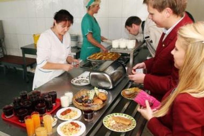 Meniu: patiekalų, kurie nenaudingi sveikatai, mokyklų valgyklose negali būti.
