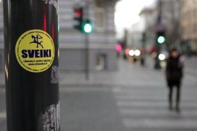 Liberalų ir centro sąjungai teks savo rankomis nulupti šimtus lipdukų