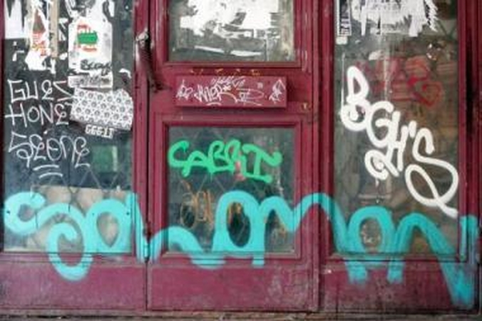 Pavyzdys: prie Muzikinio teatro galima pamatyti bene geriausius grafitus Kaune.