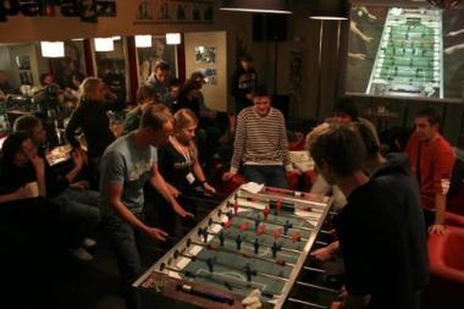 Į barą – žaisti stalo futbolo