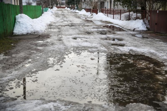Aleksote po gatvės remonto dingo asfaltas