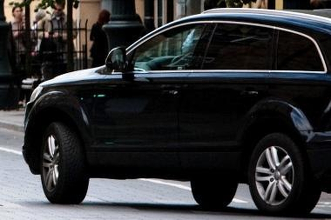 Mada. Juodos spalvos automobiliai dabar tapo madingais.