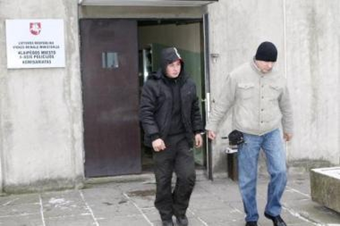Plėšikai surakinti antrankiais