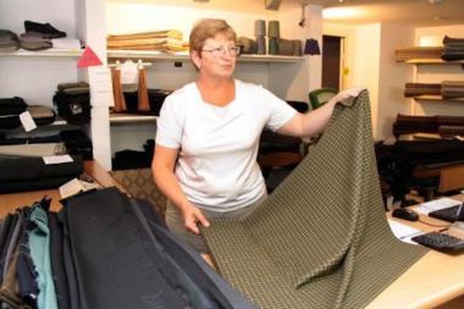Pasiūla: firminės "Drobė LT" parduotuvės darbuotoja sako, kad populiarus klostuotiems sijonams skirtas audinys, kurio metras kainuoja 18 litų.