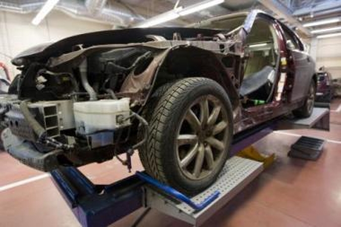 Kontrolė: atlikus ratų ir ratų ašių išsidėstymo parametrų patikrą, paaiškės, ar automobilio kėbulas nėra deformuotas.