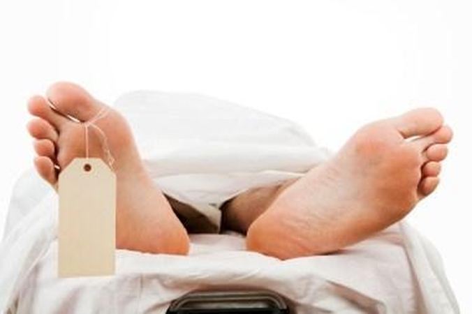 Absurdas: Klaipėdoje nereti atvejai, kai miręs žmogus laikomas gyvu, o vis dar vaikštantis šia žeme paskelbiamas mirusiuoju.