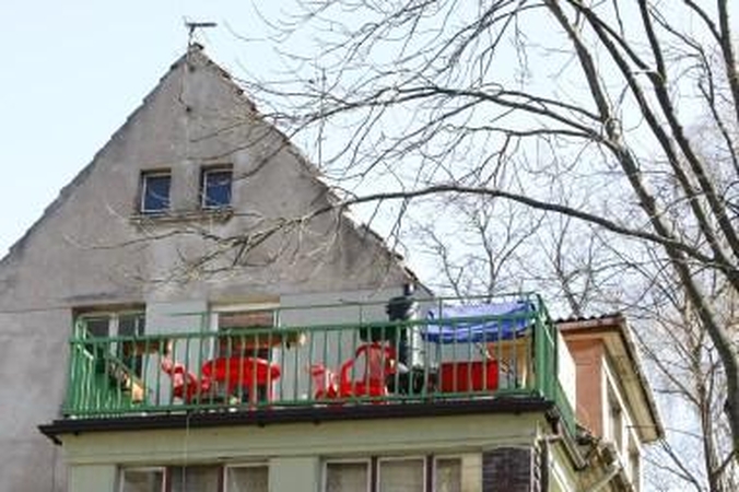 Išradingumas: klaipėdiečiai sugeba kepsnines įsirengti ir savo namų terasose.