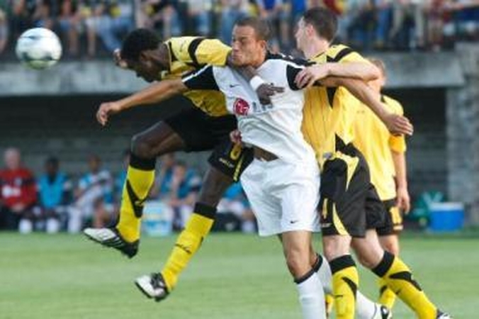 Neišsaugojo: nors "Vėtros" futbolininkai stengėsi akylai saugoti B.Zamorą (viduryje), jis sugebėjo pirmasis atidaryti "Fulham" sąskaitą.