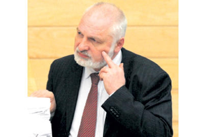 Politikus teks pasirinkti be reklamos triukų