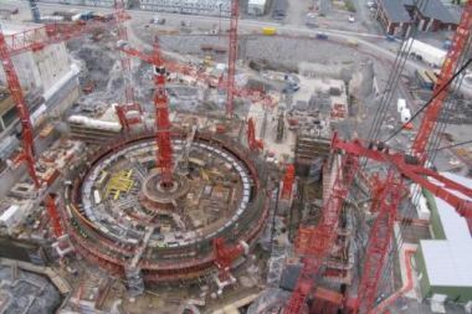 Dėmesys: atominės elektrinės statybas Olkiluote šių metų balandžio 24 d. apžiūrėjo ir Suomijoje viešėjęs Prezidentas Valdas Adamkus (viduryje).