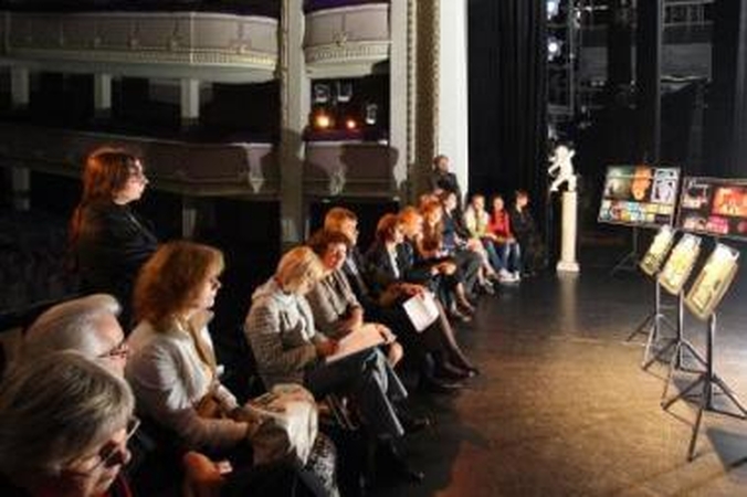 V.Jakučiui buvo svarbu, kad stiklo kūriniai teatro erdvėje įgautų naują kvėpavimą.
