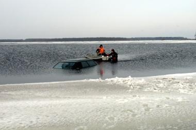 Nuotykiai: pareigūnai ne kartą iš marių traukė poledinės žūklės mėgėjų transportą.