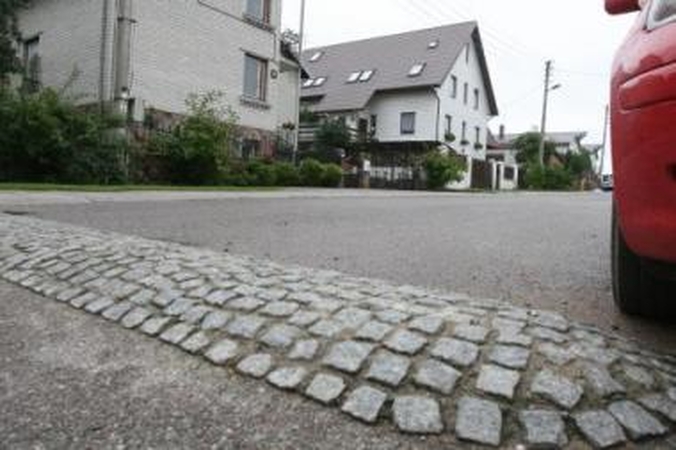 Patogiau: Biržų gatvėje nelegalūs "gulintys policininkai" įrengti ne vienoje vietoje.