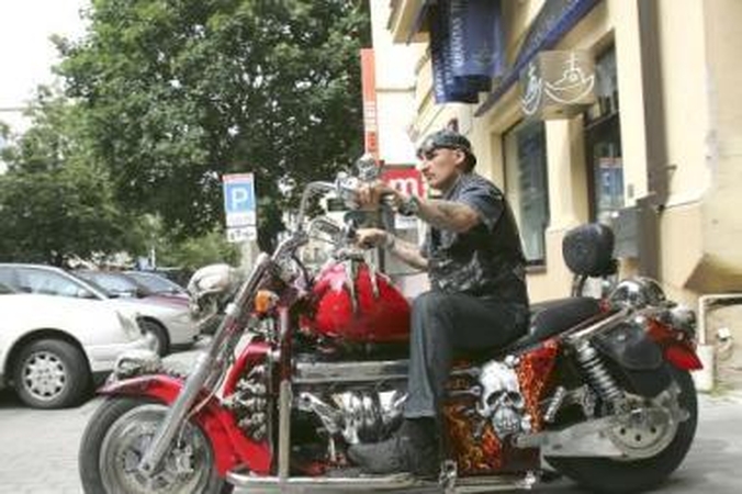 Simbolis: Rolando tiuninguotą motociklą "Boss Hoss" puošia tūkstantis kaukolių.