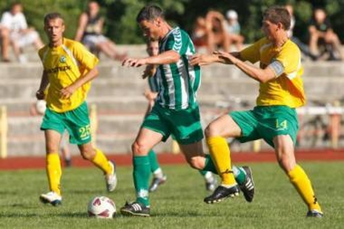 Stengėsi: E.Juška (žali marškinėliai) buvo vienas aktyviausių "Žalgirio" futbolininkų.