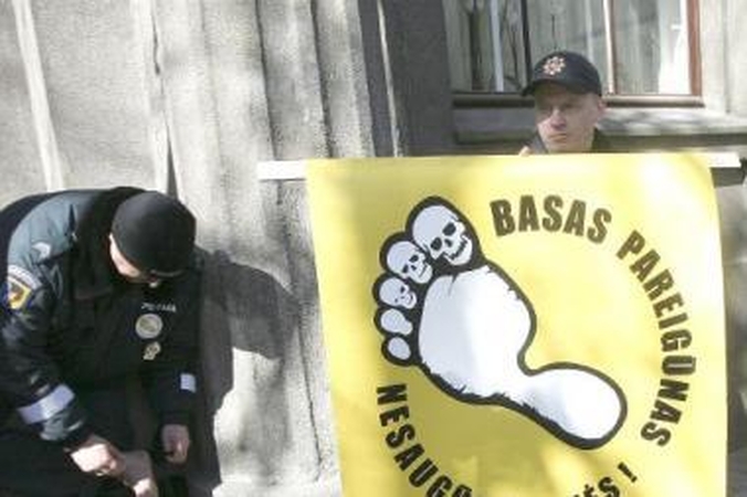 Pareigūnai nespėjo sušalti kojų