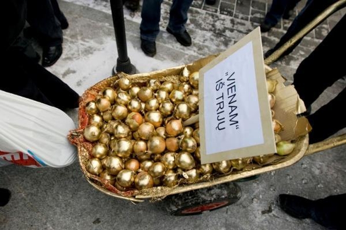 Politinė reklama su svogūnų kvapu