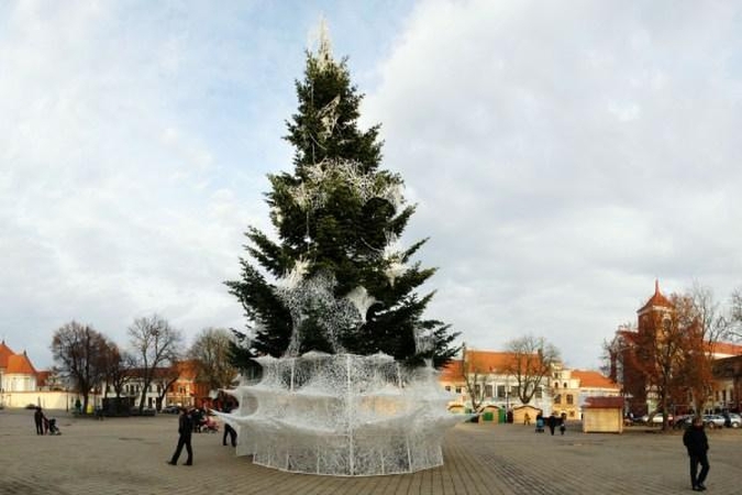 Efektinga: Kauno Kalėdų eglutei menininkai iš metalo karkaso ir pakavimo plėvelės virvelių sukūrė netradicines dekoracijas, stebinančias visus miestelėnus ir svečius.