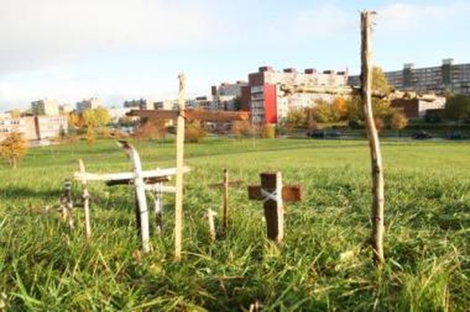 Pastangos: keliolika kryžių po nakties atsirado pačiame mikrorajono centre – ant I.Simonaitytės kalno.