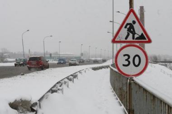 Nepaiso: daugelis vairuotojų ignoruoja šį greitį ribojantį ženklą ir Mokyklos gatvės viaduku važiuoja gerokai greičiau.